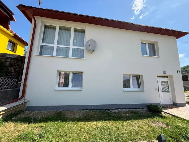 Honce – budova zateplená sklenou vlnou so silikónovou omietkou a mozaikovým soklom