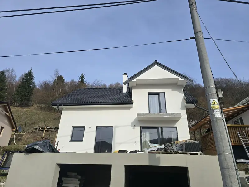Hotová biela fasáda rodinného domu po zateplení