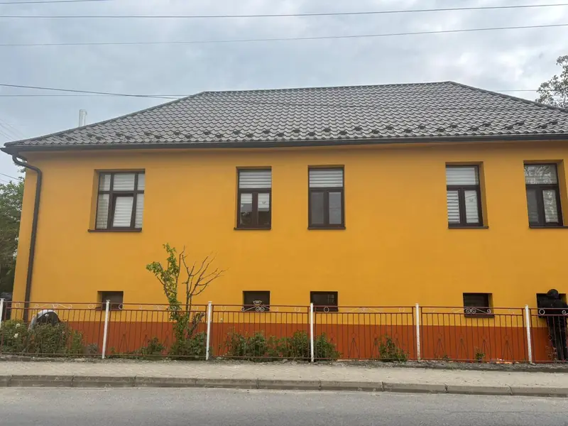 Dulova Ves – dom po obnove s fasádou v intenzívnej farbe
